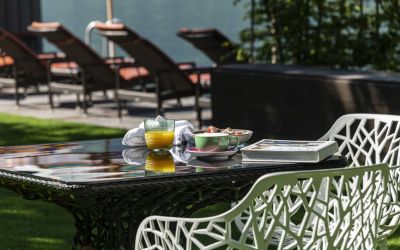 Tisch mit Frühstück im Garten bei Sonne im Boutique Hotel Cortisen am Wolfgangsee im Salzburger Land