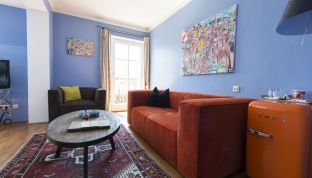 Wohnzimmer mit Sitzecke in der Loft Suite im Designhotel am Wolfgangsee