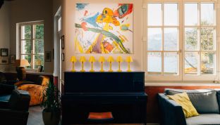 Klavier und Kunst in den Zimmern vom Designhotel Cortisen am Wolfgangsee