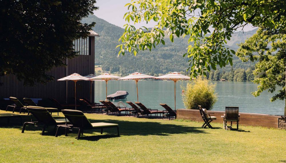 Sonnenstühle am Wolfgangsee beim Spa Hotel Cortisen mit eigenem Seezugang im Sommer