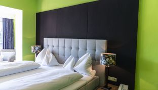 Doppelbett im Schlafzimmer der Terrassen Suite im Boutiquehotel Wolfgangsee