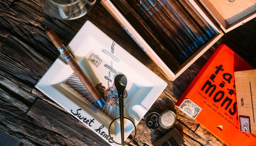 Kunst und Zigarre auf einem Tisch im Boutique Hotel Cortisen am Wolfgangsee im Salzkammergut