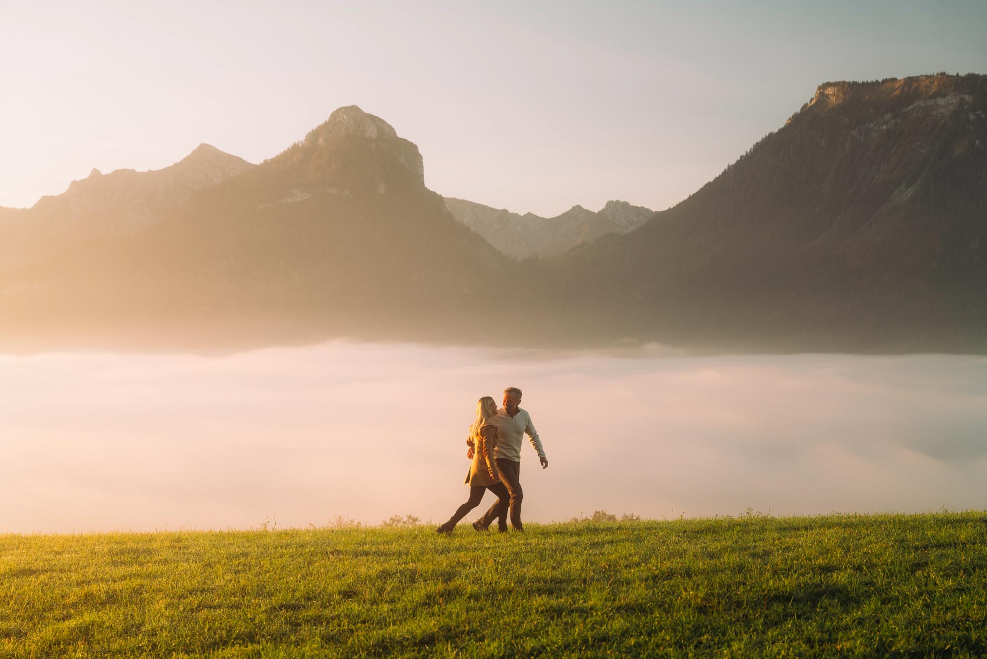 Paar im Nebel beim Luxushotel Cortisen am See im Salzkammergut