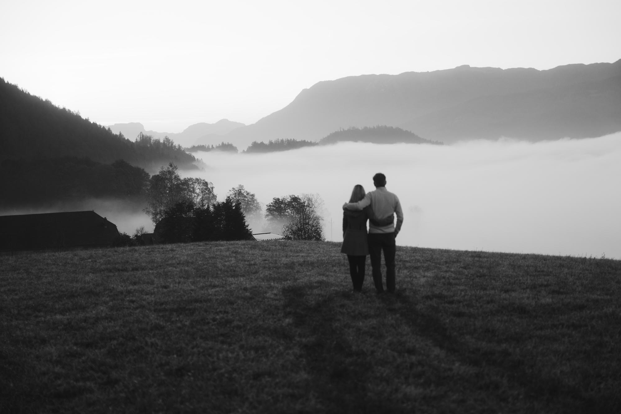Paar macht einen Spaziergang im Herbst im Nebel im Boutique Hotel am Wolfgangsee