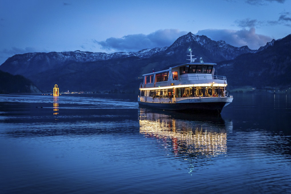 Advent Bootsfahrt bei Dunkelheit auf dem Wolfgangsee