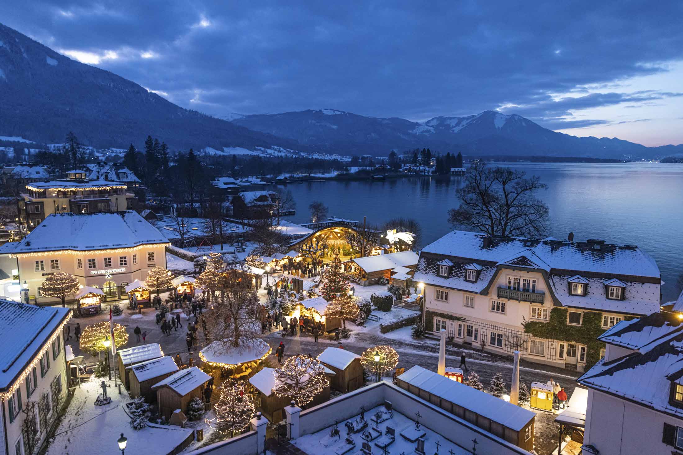 Adventmarkt St. Wolfgang am Wolfgangsee bei Dunkelheit