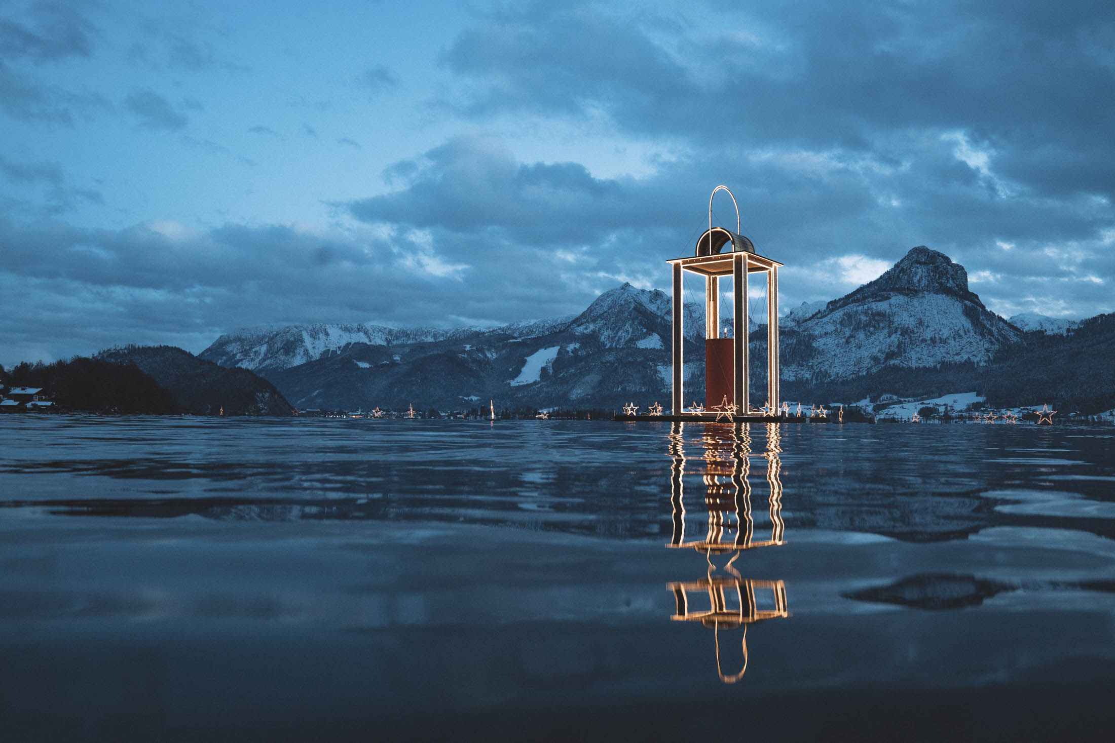 Wolfgangseer Advent mit leuchtender Laterne auf dem Wolfgangsee bei Dunkelheit